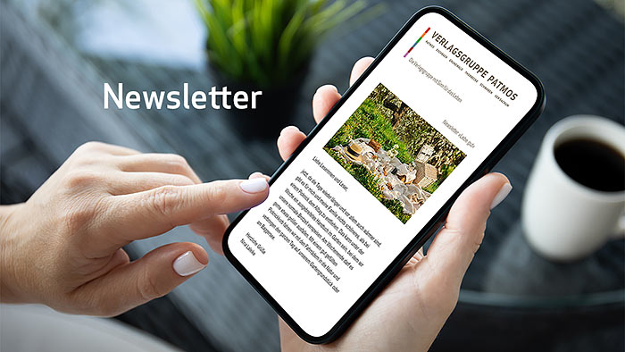 Frau liest einen Newsletter der Verlagsgruppe Patmos am Smartphone