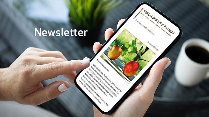 Frau liest einen Newsletter der Verlagsgruppe Patmos am Smartphone