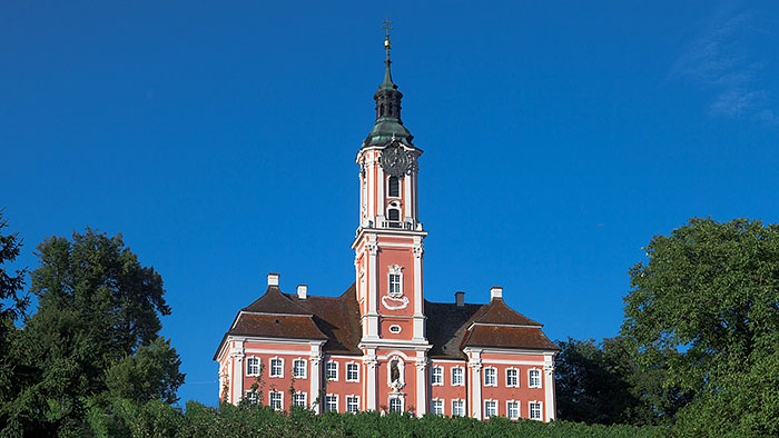 Klosterkirche Birnau am Bodensee mit einem Glockenturm und hellroter Fassade