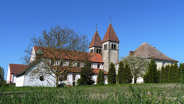 Kirche St. Peter und Paul im romanischen Stil mit zwei Glockentürmen auf der Insel Reichenau am Bodensee