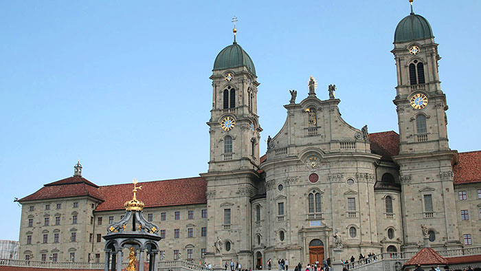 Kloster Einsiedeln in der Schweiz ist eine doppeltürmige Stiftskirche mit je einer Uhr an den Türmen