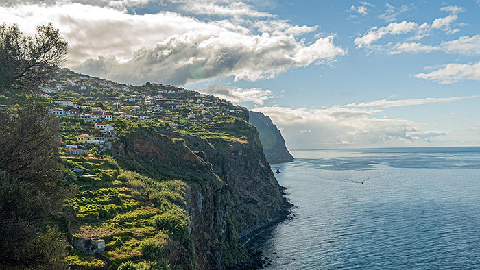 Blick über ein Dorf an der Steilküste auf Madeira 