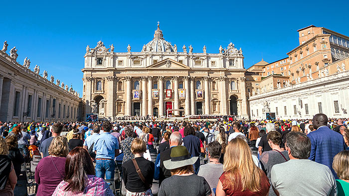 Gläubige und Besucher auf dem Petersplatz in Rom