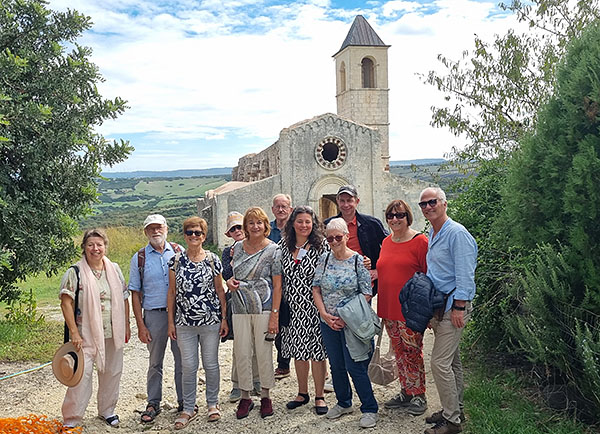 Reisegruppenbild vor einer kleinen Kapelle auf Sardinien Reisegruppenbild vor einer kleinen Kapelle auf Sardinien