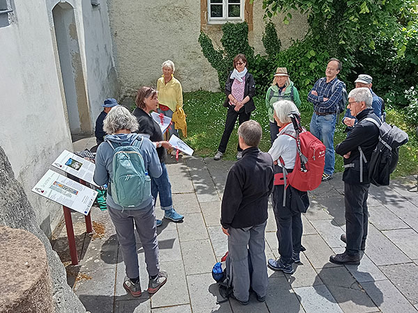 Reisegruppe vor einer Kirche