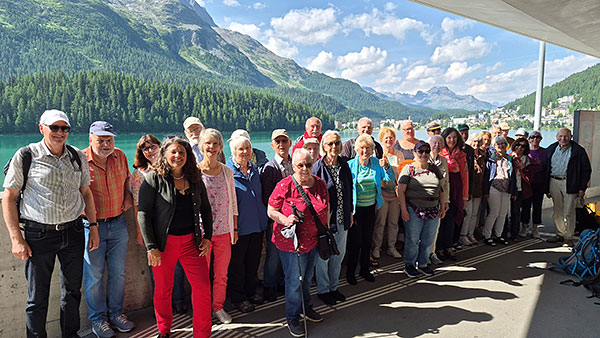 Reisegruppe auf einem Schiff auf dem Luganer See